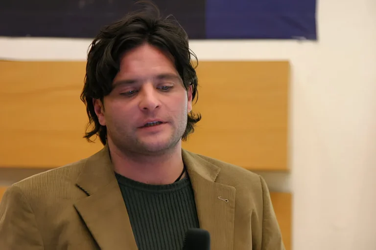Biografie von Dara Hassanzadeh – ZDF-Moderator und Journalist
